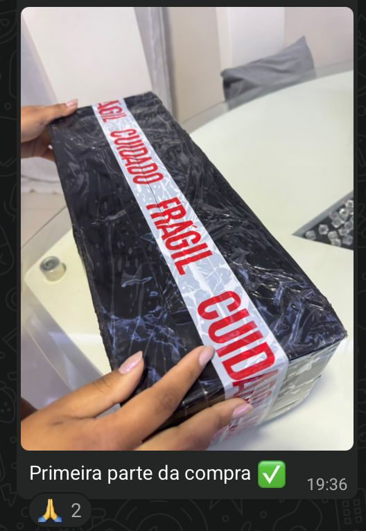 Cliente mostrando a primeira parte da compra entregue em pacote protegido